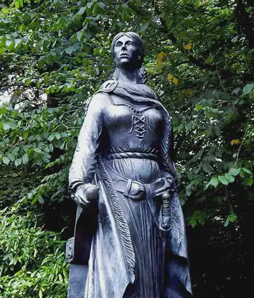 /images/tich/Grainne_Mhaol_Ni_Mhaille_Statue.webp